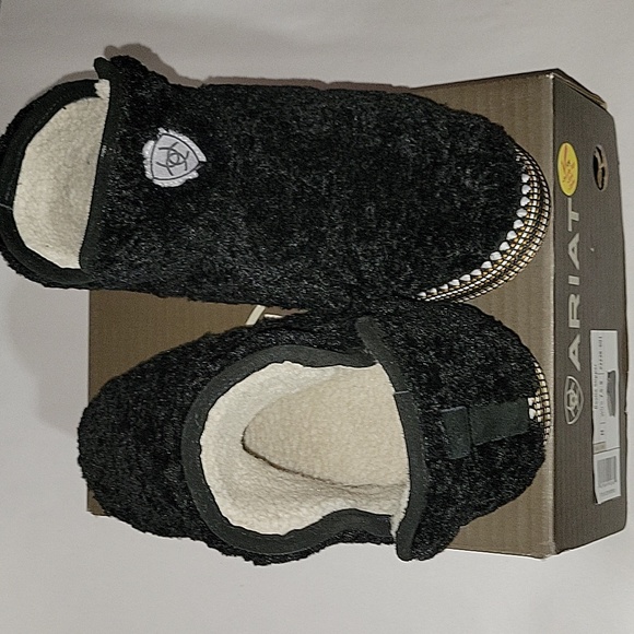 Ariat Shoes - Ariat Fuzzy Slipper Booties New #2238-001